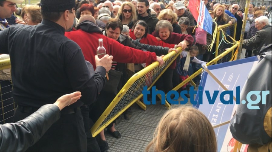 Ουρές και ένταση για ένα πιάτο φασολάδα στη Θεσσαλονίκη – ΒΙΝΤΕΟ