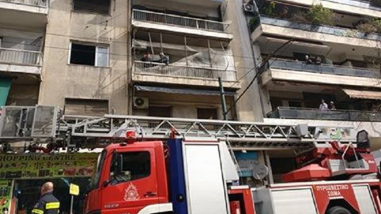 Πυρκαγιά σε διαμέρισμα στο κέντρο της Αθήνας – Απεγκλωβίστηκαν τρία παιδιά – ΒΙΝΤΕΟ