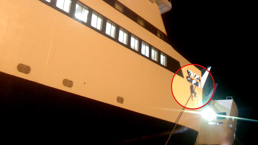 Μυτιλήνη – Πρόσφυγας προσπάθησε να μπει σε πλοίο σκαρφαλώνοντας στον κάβο – ΒΙΝΤΕΟ