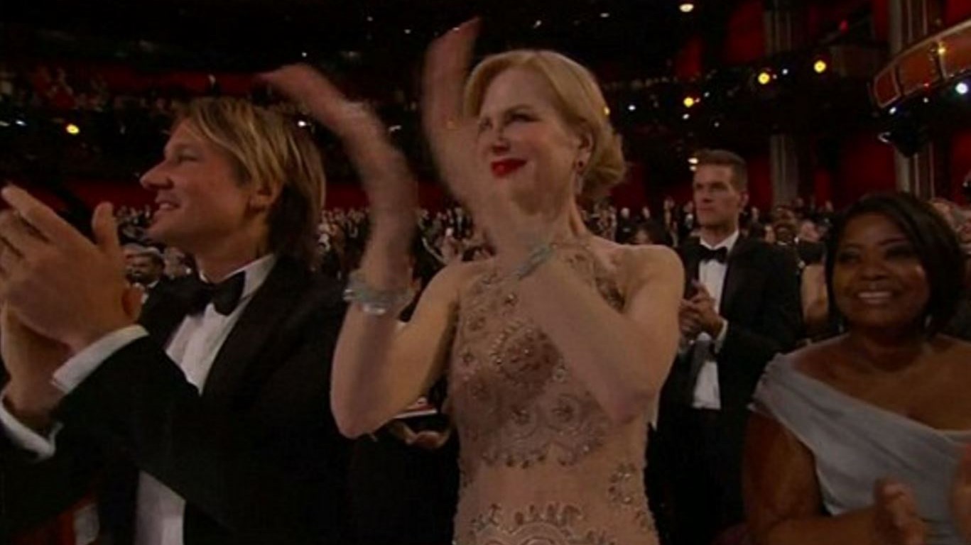 Το… παράξενο χειροκρότημα της Νικόλ Κίντμαν στα Όσκαρ και τα σχόλια στο twitter – ΒΙΝΤΕΟ
