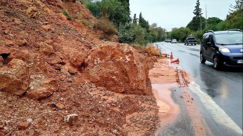Οδηγός γλίτωσε από κατολίσθηση στην Κρήτη