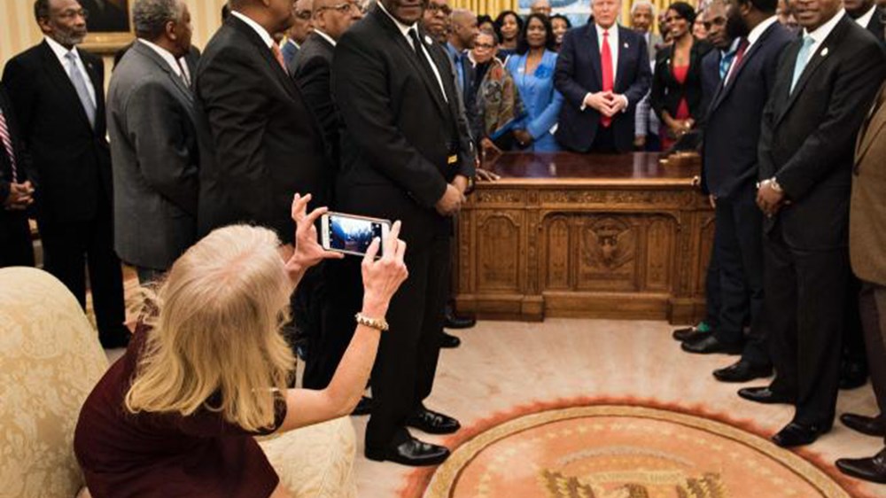 Σάλος στο twitter με τη σύμβουλο του Τραμπ που ανέβασε τα πόδια στον καναπέ του Oβάλ γραφείου – ΦΩΤΟ