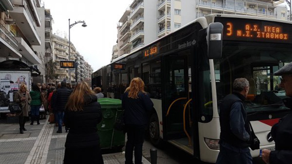 Γυναίκα έπεσε κατά την αποβίβασή της από λεωφορείο στη Θεσσαλονίκη- ΒΙΝΤΕΟ