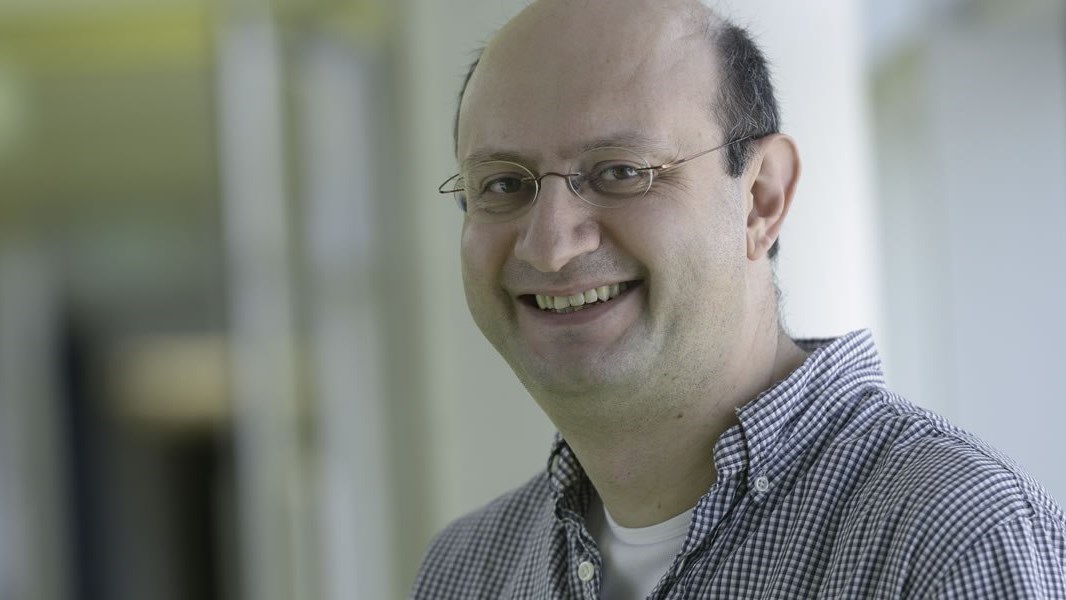 Ο Έλληνας που διερευνά την ιστορία του Σύμπαντος