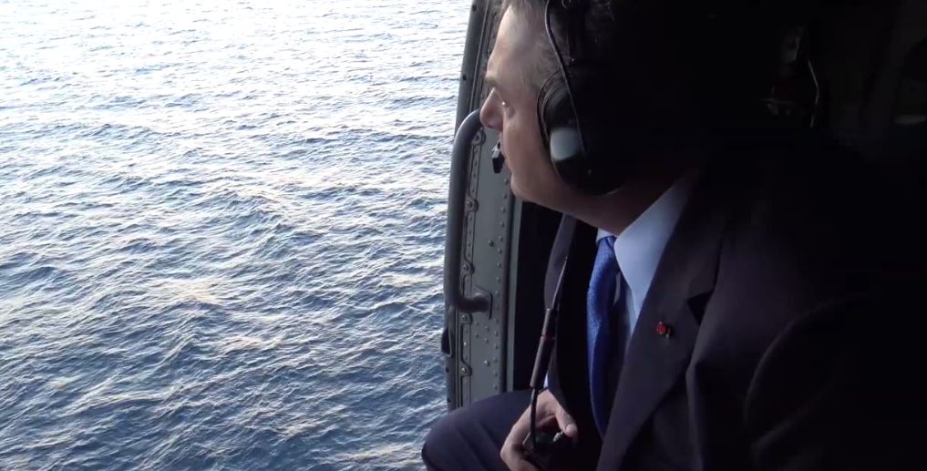 Η στιγμή που ο Πάνος Καμμένος ρίχνει το στεφάνι πάνω από τα Ίμια – ΒΙΝΤΕΟ