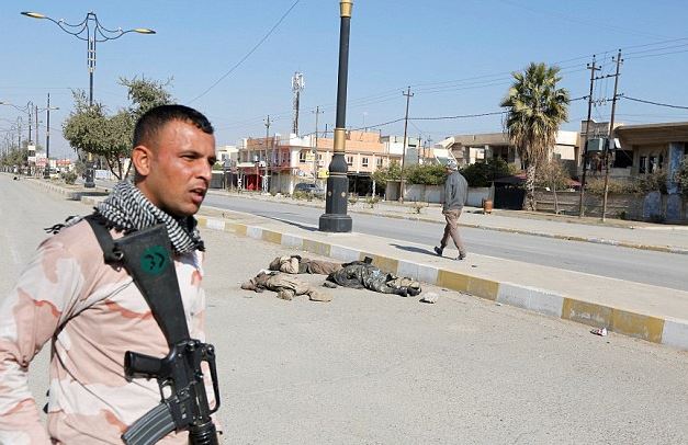 Σοκαριστικές εικόνες – Αφήνουν τα πτώματα των τζιχαντιστών στους δρόμους της Μοσούλης – ΦΩΤΟ – ΒΙΝΤΕΟ