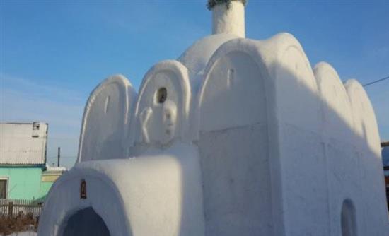 Έφτιαξε εκκλησία από χιόνι σε χωριό που δεν είχε – ΒΙΝΤΕΟ