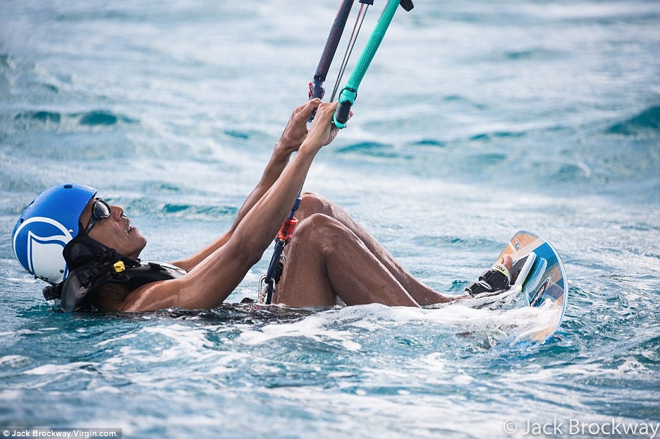 Ο Ομπάμα κάνει kitesurfing στην Καραϊβική – ΒΙΝΤΕΟ – ΦΩΤΟ