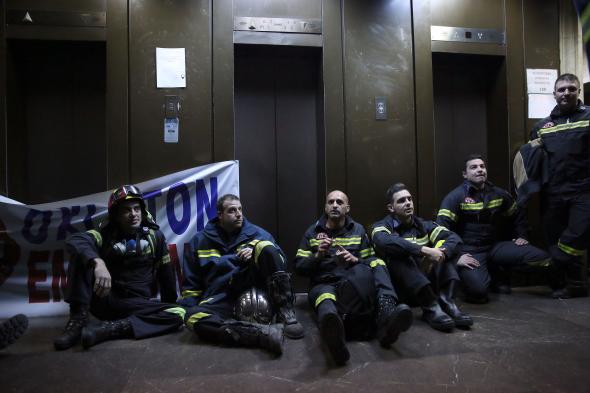 Αποχώρησαν οι πυροσβέστες από το Διοικητικής Ανασυγκρότησης – Άνοιξε η Βασιλίσσης Σοφίας