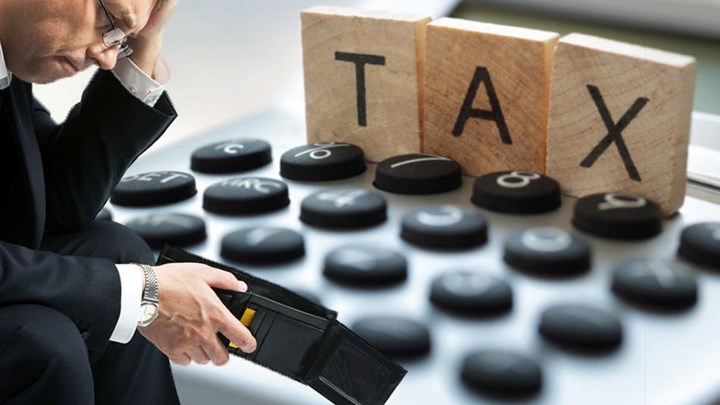 Έξτρα φόροι έως 176 ευρώ για εκατομμύρια μισθωτούς και συνταξιούχους