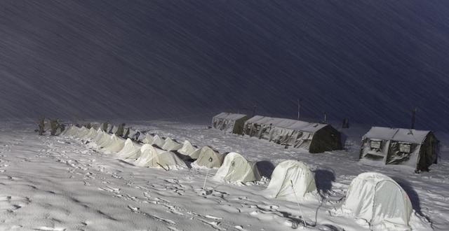 Έλληνες καταδρομείς εκπαιδεύονται γυμνοί στα χιόνια – ΦΩΤΟ