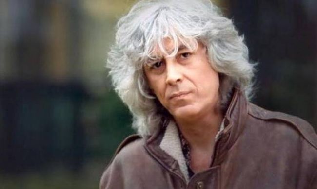 Σε λαϊκό προσκύνημα η σορός του Λουκιανού Κηλαηδόνη