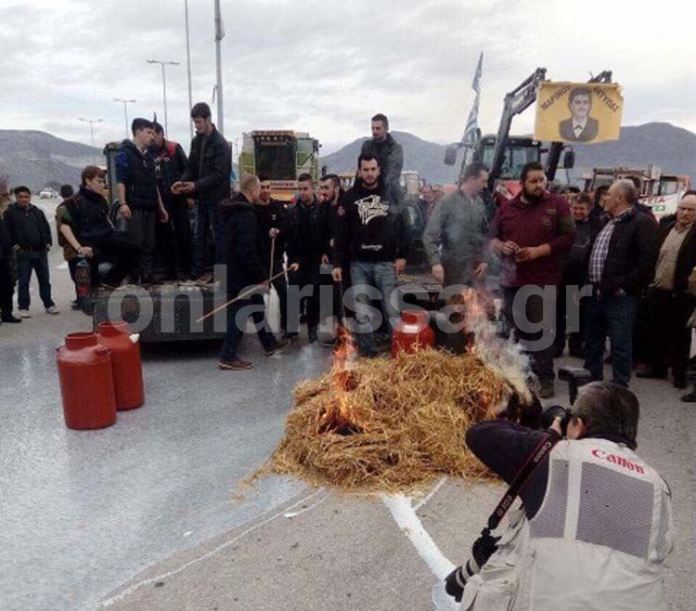 Κτηνοτρόφοι έριξαν γάλα στην εθνική οδό Λάρισας-Κοζάνης
