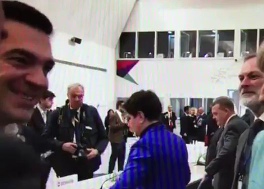 Η χειρονομία του Τσίπρα που έγινε viral – ΒΙΝΤΕΟ