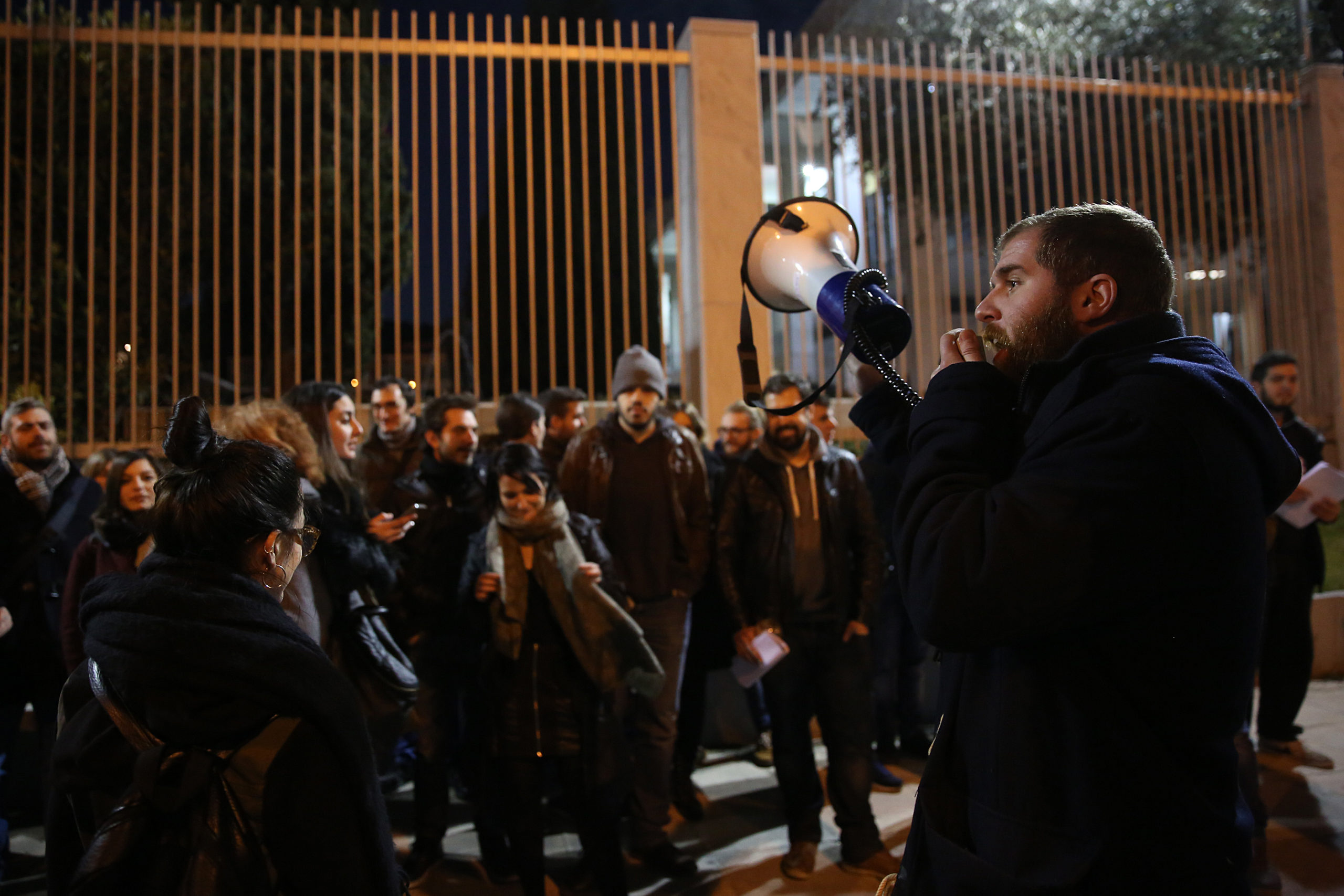 Συγκέντρωση νεολαίας ΣΥΡΙΖΑ κατά του Τραμπ στην αμερικανική πρεσβεία – ΦΩΤΟ