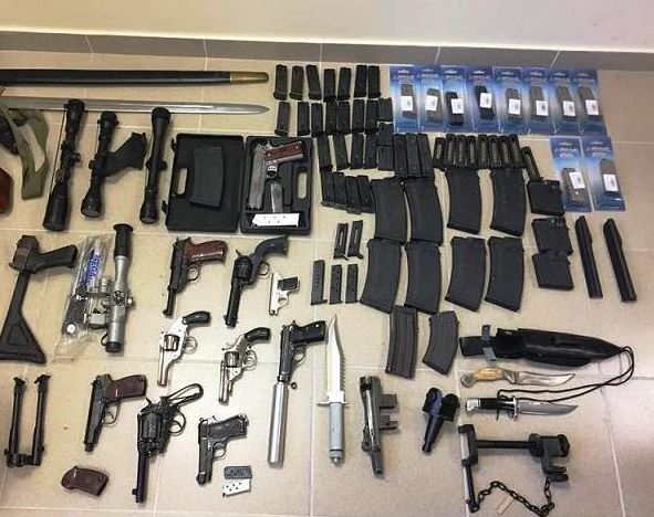 Ολόκληρο οπλοστάσιο βρέθηκε σε σπίτι στον Βόλο – ΦΩΤΟ