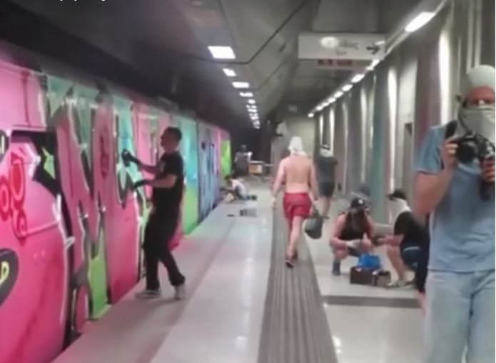 Έκαναν γκράφιτι σε βαγόνια του μετρό της Αθήνας – ΒΙΝΤΕΟ