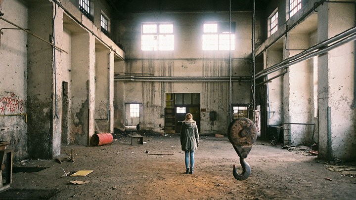 Ανοίγουν καφέ, μπαρ και σουβλατζίδικα, ενώ κλείνουν εργοστάσια