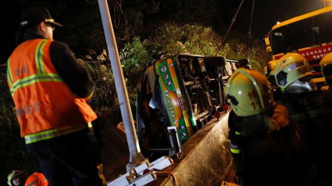 Ταϊβάν – Τουλάχιστον 32 νεκροί από ανατροπή τουριστικού λεωφορείου – ΦΩΤΟ