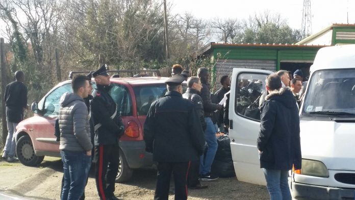 Ιταλία – Δήμαρχος υψώνει… χώμα για πρόσφυγες και μετανάστες