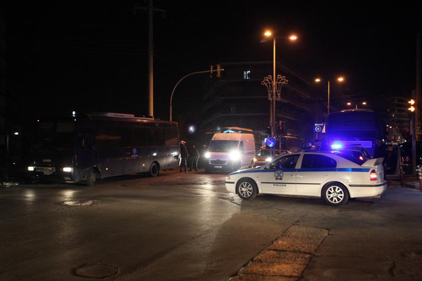 Συμπλοκές με τα ΜΑΤ και 30 συλλήψεις σε ραντεβού για «κόντρες» στη Βάρκιζα