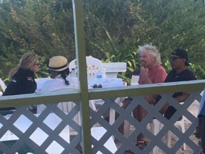 Ο Ομπάμα με σαγιονάρα και βερμούδα απολαμβάνει τις διακοπές του – ΒΙΝΤΕΟ