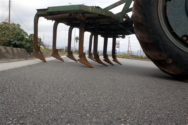 Συμβολικός αποκλεισμός του κόμβου στο Χέρσο από αγρότες και κτηνοτρόφους