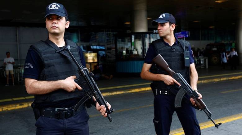 Περισσότερες από 500 συλλήψεις υπόπτων σε 25 αστυνομικές επιχειρήσεις στην Τουρκία