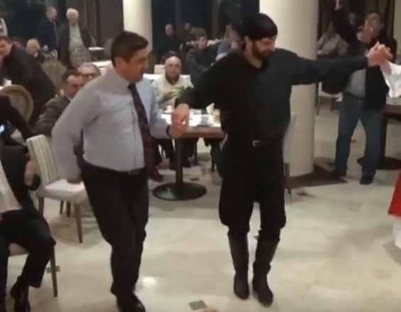 Ο Αυγενάκης χόρεψε κρητικούς χορούς – ΒΙΝΤΕΟ