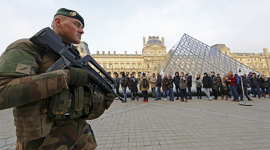 LIVE: Απευθείας εικόνα από την επίθεση στο Λούβρο – ΒΙΝΤΕΟ
