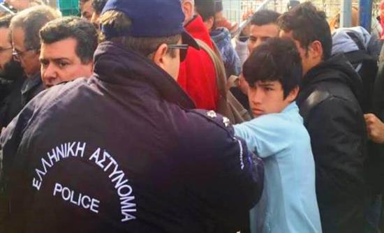 Τι λέει ο 12χρονος για τη γροθιά του αστυνομικού