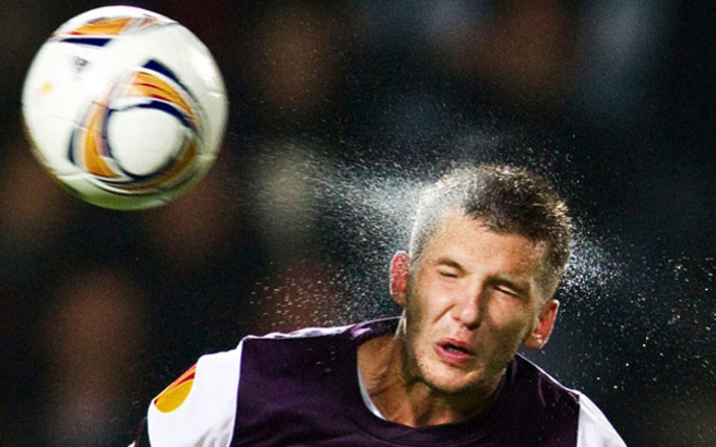 Ο κίνδυνος που μπορεί να προκαλέσουν οι κεφαλιές στο ποδόσφαιρο