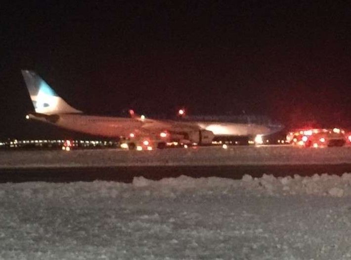 Συναγερμός στο αεροδρόμιο JFK – Αεροπλάνο πήρε φωτιά κατά την απογείωση – ΦΩΤΟ