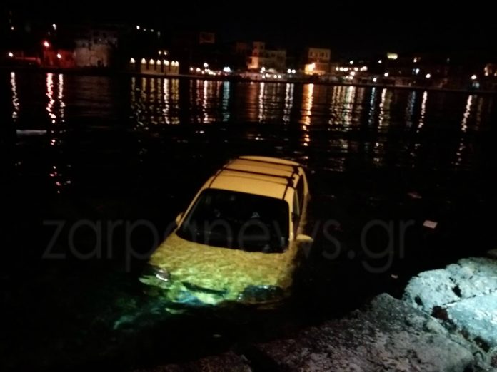 Αυτοκίνητο έπεσε στο Ενετικό λιμάνι των Χανίων – ΦΩΤΟ