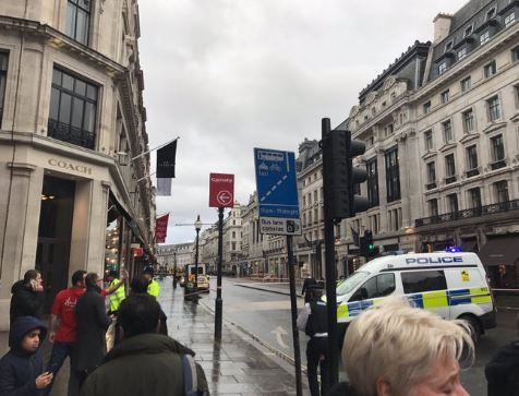 Εκκενώνεται δρόμος στο Λονδίνο λόγω ύποπτου πακέτου σε κατάστημα παιχνιδιών – ΦΩΤΟ – ΤΩΡΑ