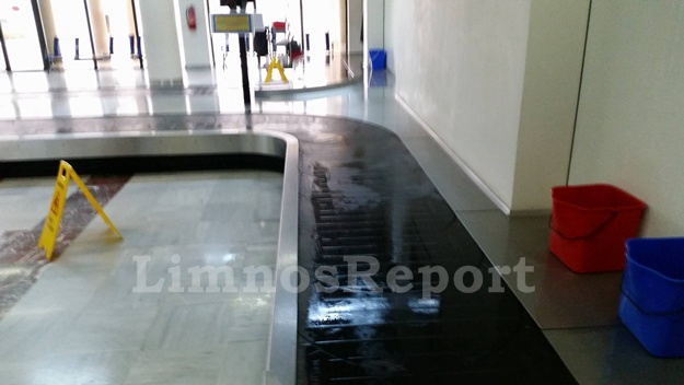 Με κουβάδες μαζεύουν το νερό από τη βροχή στο αεροδρόμιο της Λήμνου – ΒΙΝΤΕΟ