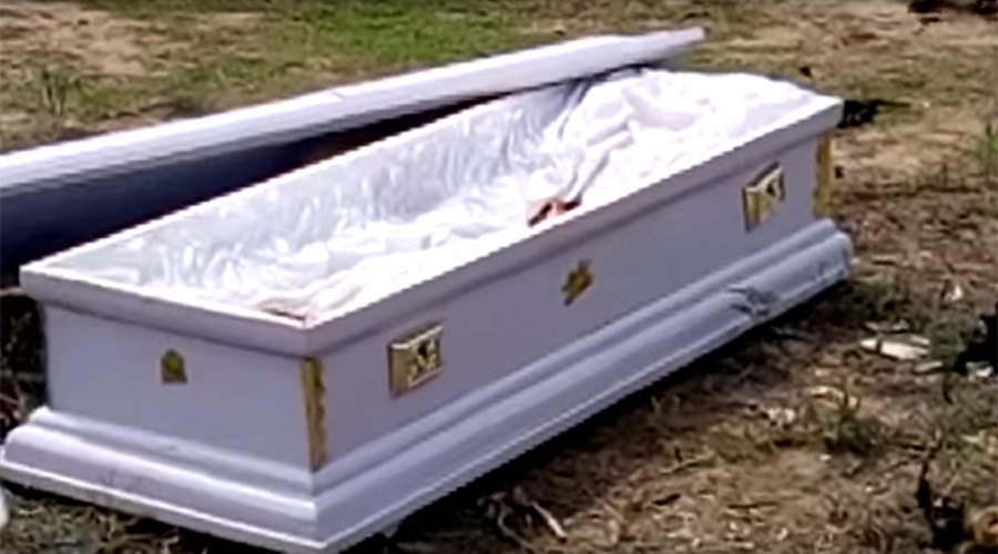 Έβγαλαν το πτώμα από το φέρετρο γιατί δεν πλήρωσαν την κηδεία – ΒΙΝΤΕΟ