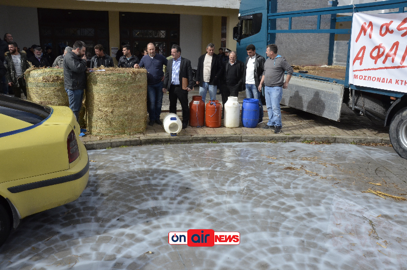 Έριξαν γάλα και άχυρα έξω από την Περιφέρεια Δυτικής Ελλάδας στο Μεσολόγγι – ΦΩΤΟ