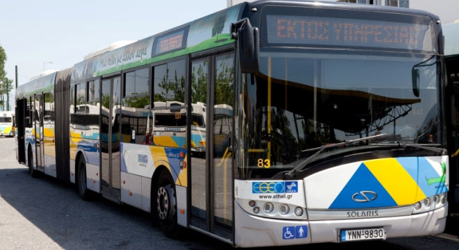 Επίθεση με βαριοπούλες σε λεωφορείο γεμάτο κόσμο στο Γαλάτσι