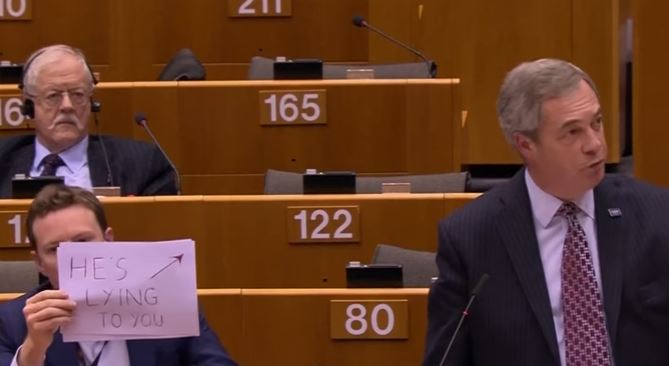 Ευρωβουλευτής “τρολάρει” τον Φάρατζ – ΒΙΝΤΕΟ