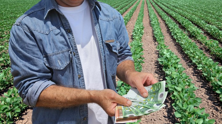 Διπλό μπλόκο για όσους βγάζουν «μαύρο» αγροτικό μεροκάματο