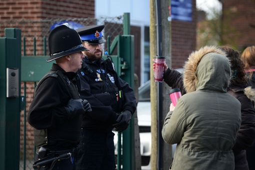 Συναγερμός στην Αγγλία – Συνελήφθη ένοπλος έξω από σχολείο – ΦΩΤΟ
