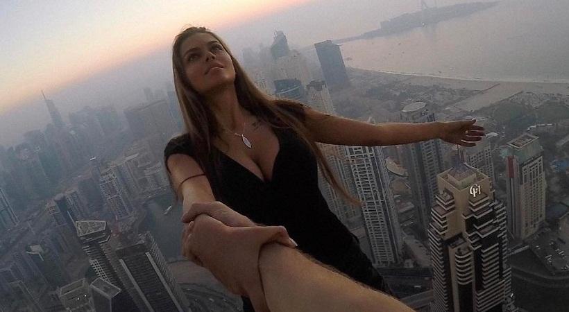 Το «καυτό» μοντέλο που φωτογραφίζεται να κρέμεται από ουρανοξύστη – ΒΙΝΤΕΟ