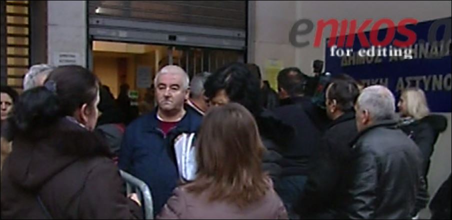 Μεγάλες ουρές πολιτών για το Κοινωνικό Εισόδημα Αλληλεγγύης – ΒΙΝΤΕΟ