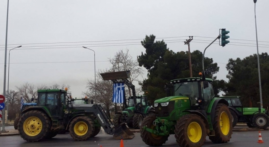 Έκλεισαν τον οδικό κόμβο στο αεροδρόμιο “Μακεδονία” αγρότες και κτηνοτρόφοι