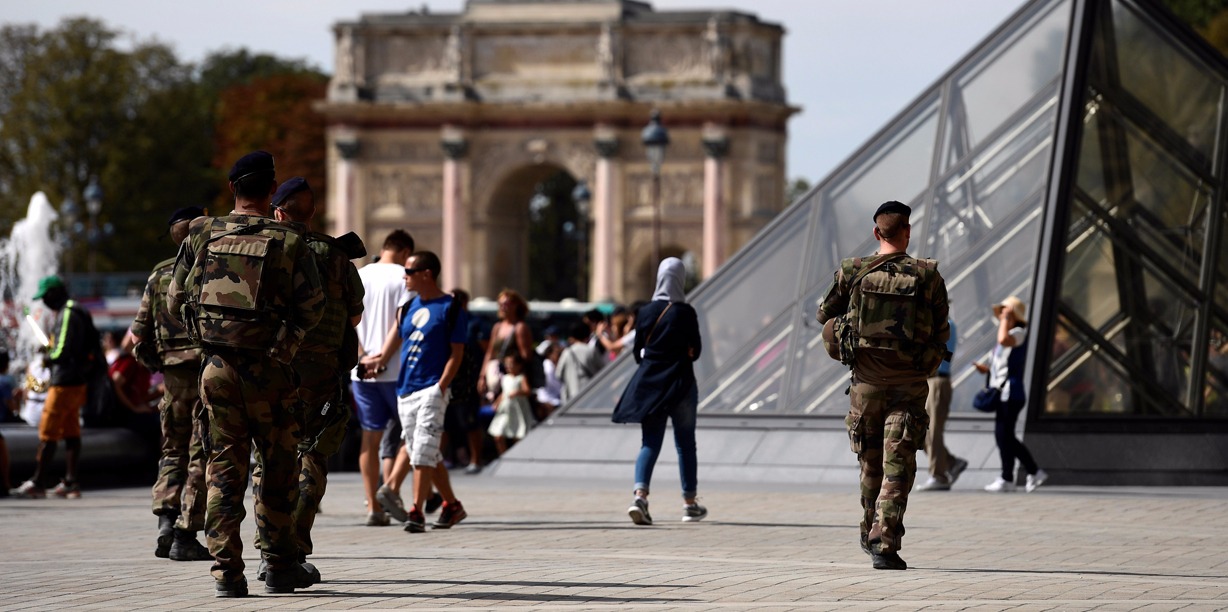 Συναγερμός στο Παρίσι – Στρατιώτης πυροβόλησε άνδρα έξω από το Λούβρο – ΒΙΝΤΕΟ