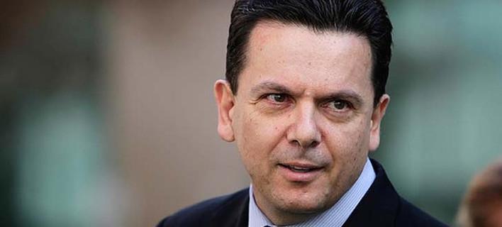 Δείτε το… χαλάκι-Τραμπ που παρουσίασε Ελληνοαυστραλός γερουσιαστής – ΒΙΝΤΕΟ