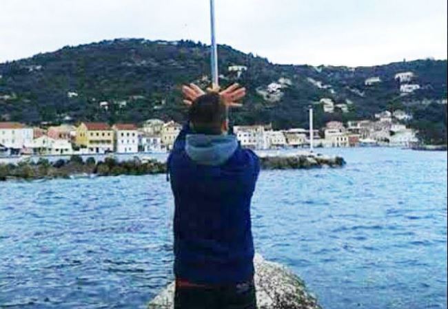 Ανήλικος Αλβανός θα απελαθεί γιατί σχημάτισε τον «αετό» κάτω από την ελληνική σημαία – ΦΩΤΟ