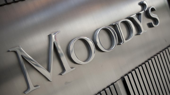 “Καμπανάκι” από τη Moody’s: Στενεύουν τα χρονικά περιθώρια για πολιτική συμφωνία