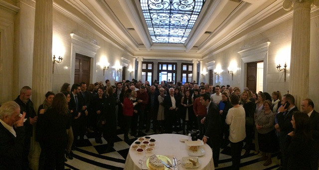 Ο Τσίπρας έκοψε βασιλόπιτα στο Μαξίμου – Σε ποιον έπεσε το φλουρί